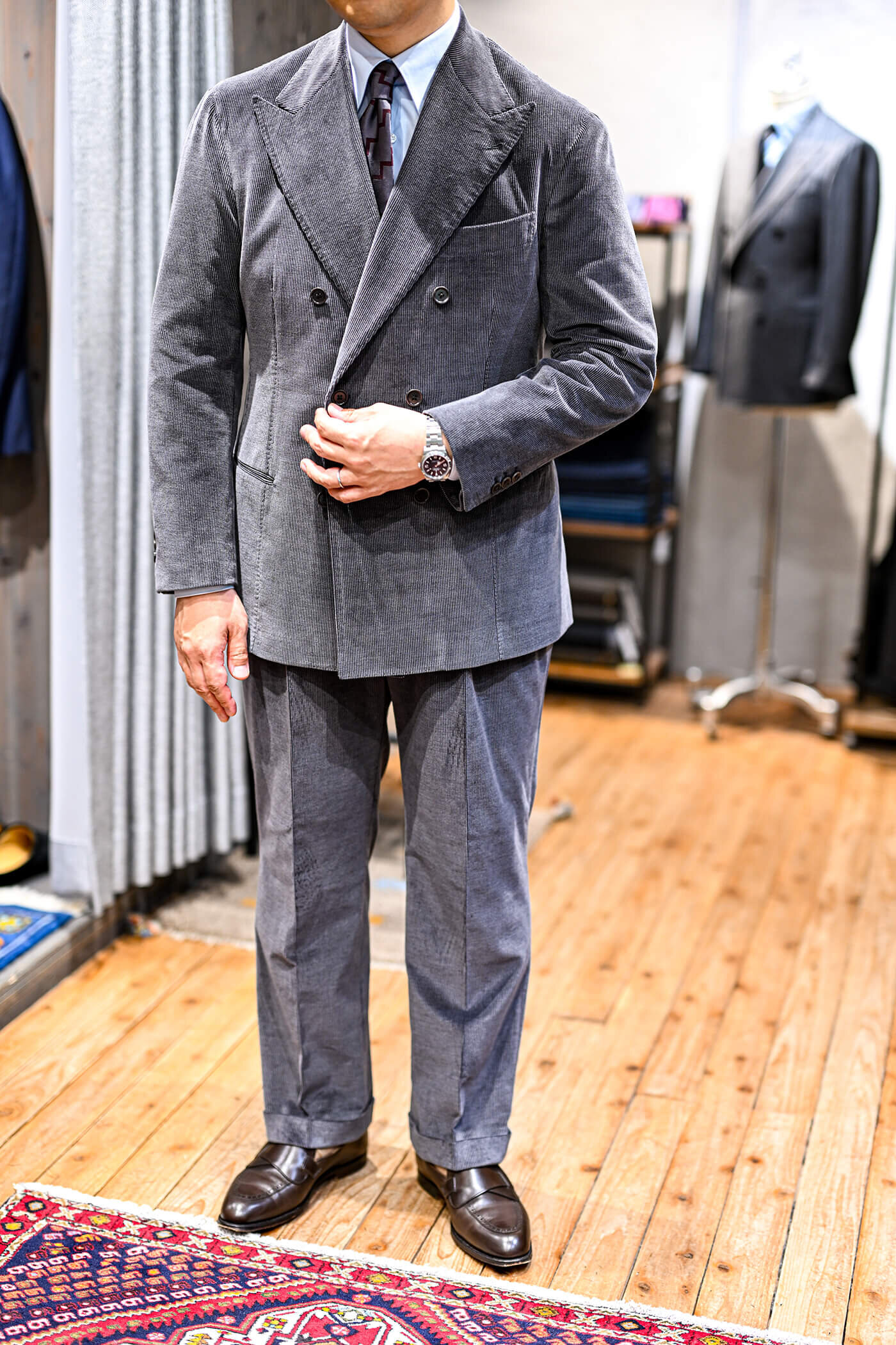 CASHCOコーデュロイとTROFEO DENIMのパンツのシルエット
