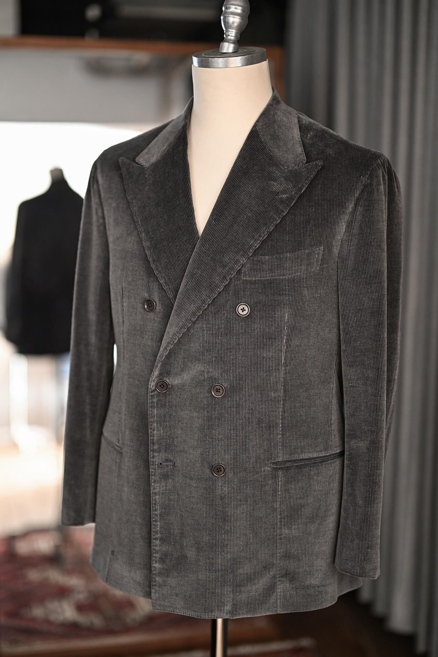Ermenegildo Zegna CASHCOスーツとTROFEO DENIMパンツのコーディネート