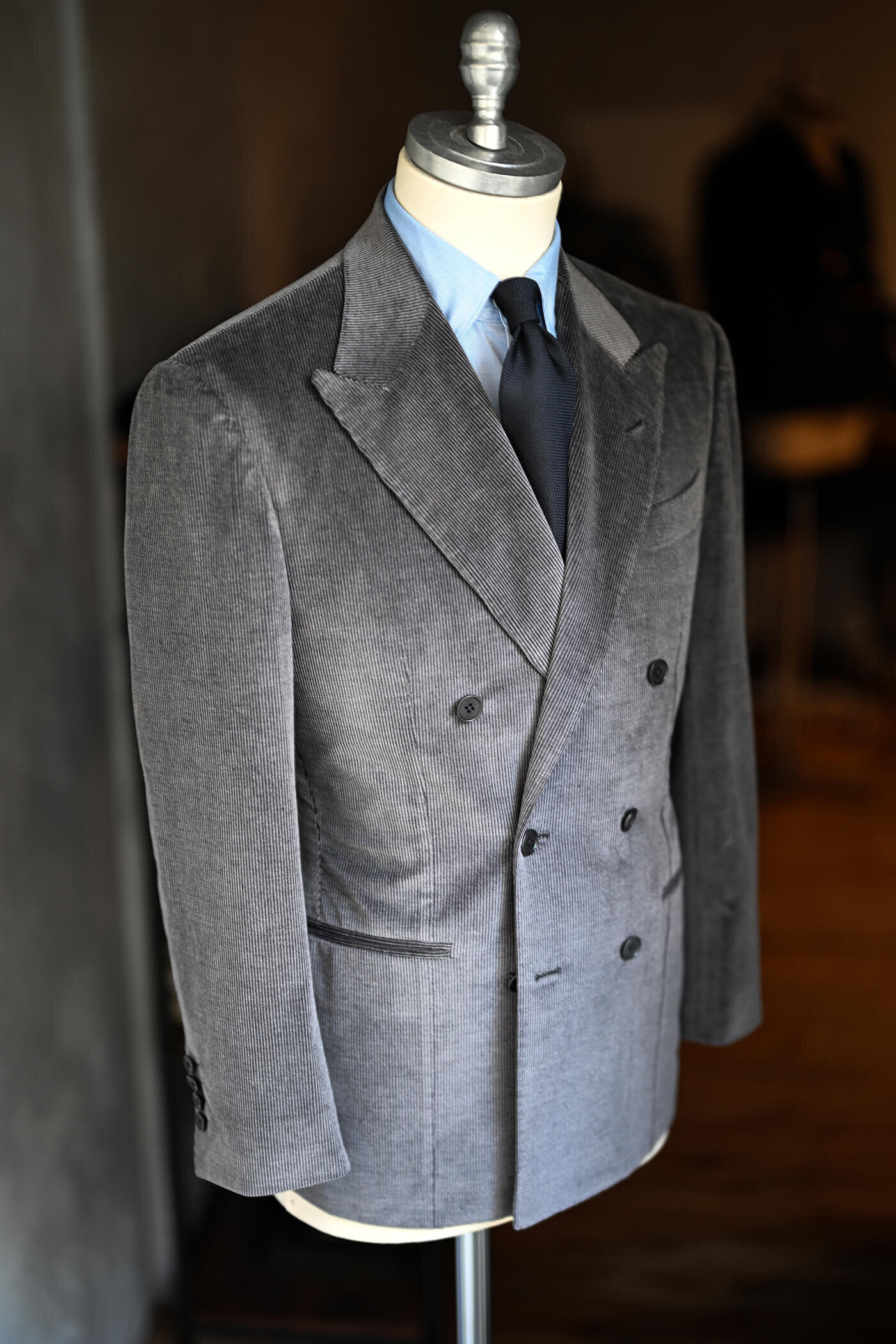 Ermenegildo Zegna CASHCOのグレーコーデュロイで仕立てたダブルブレステッドスーツ