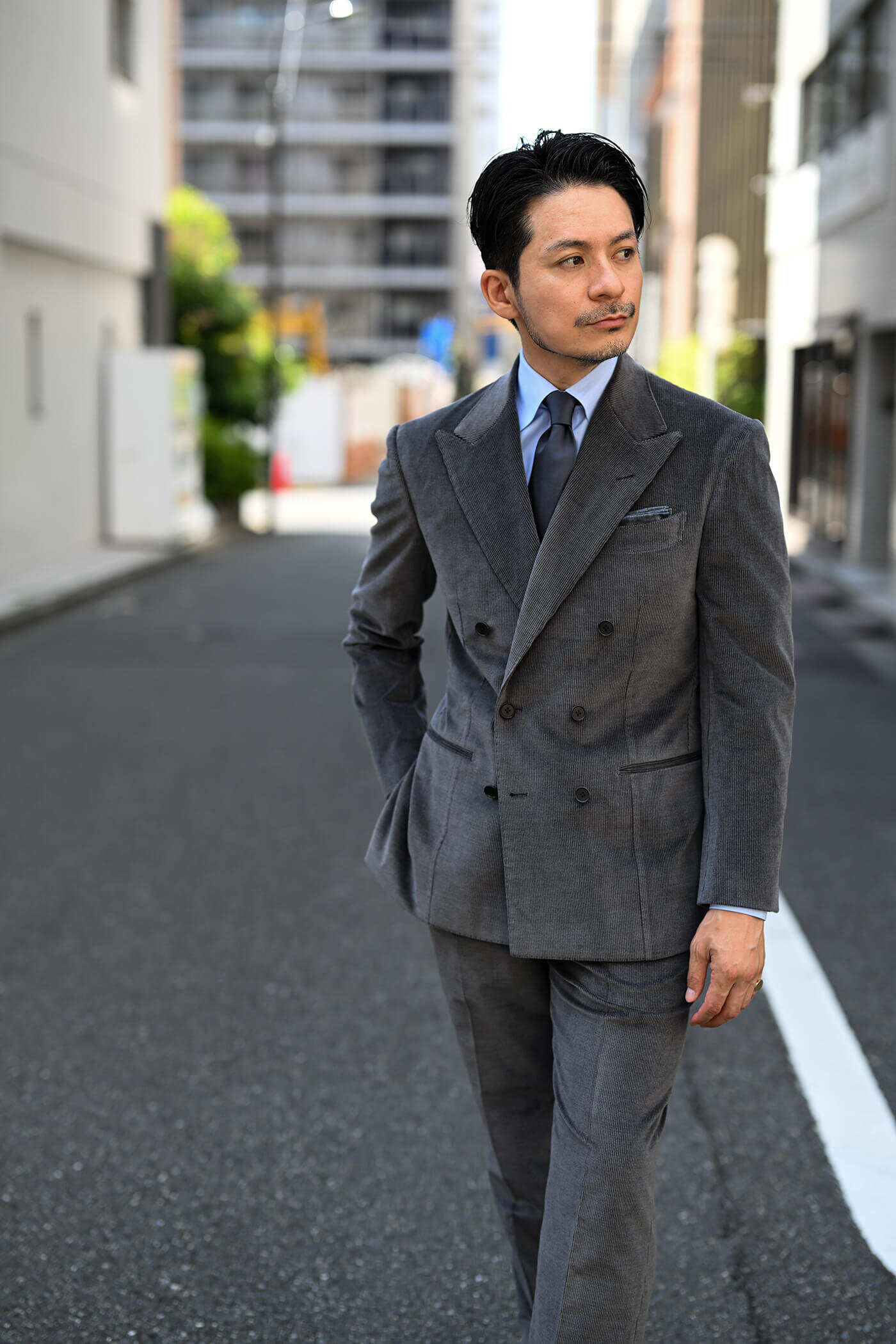 Ermenegildo Zegna CASHCOのグレーコーデュロイスーツのコーディネート