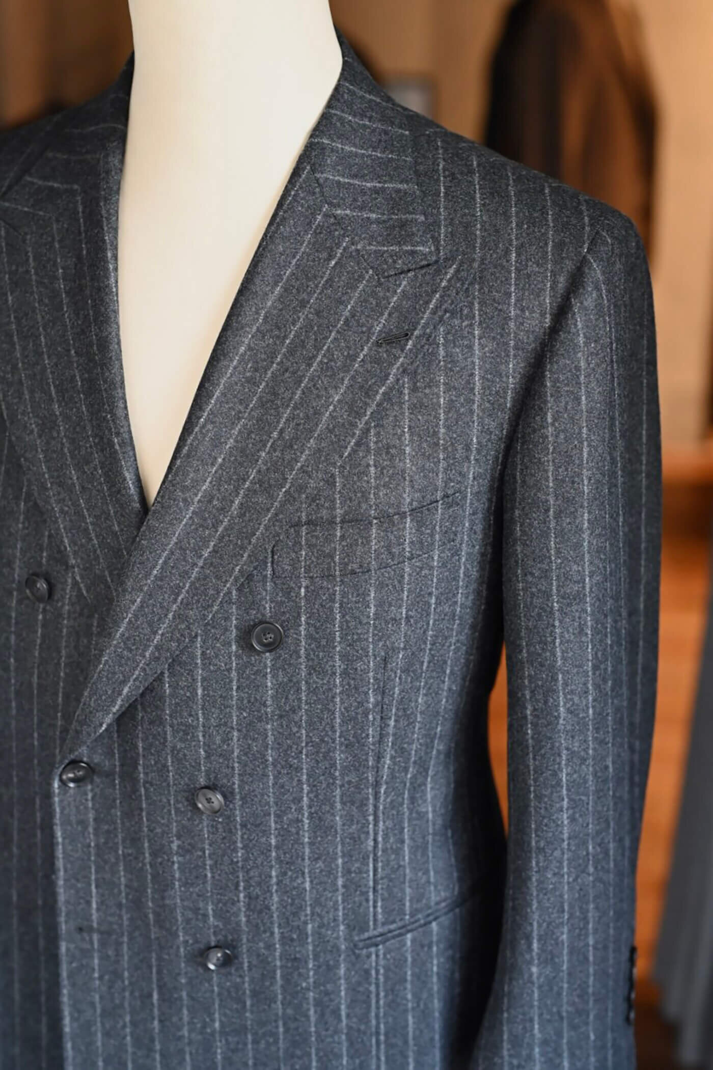 イタリアンフランネル"DRAPERSのLADY SANFELICE FLANNELS"で仕立てるグレーチョークストライプスーツ