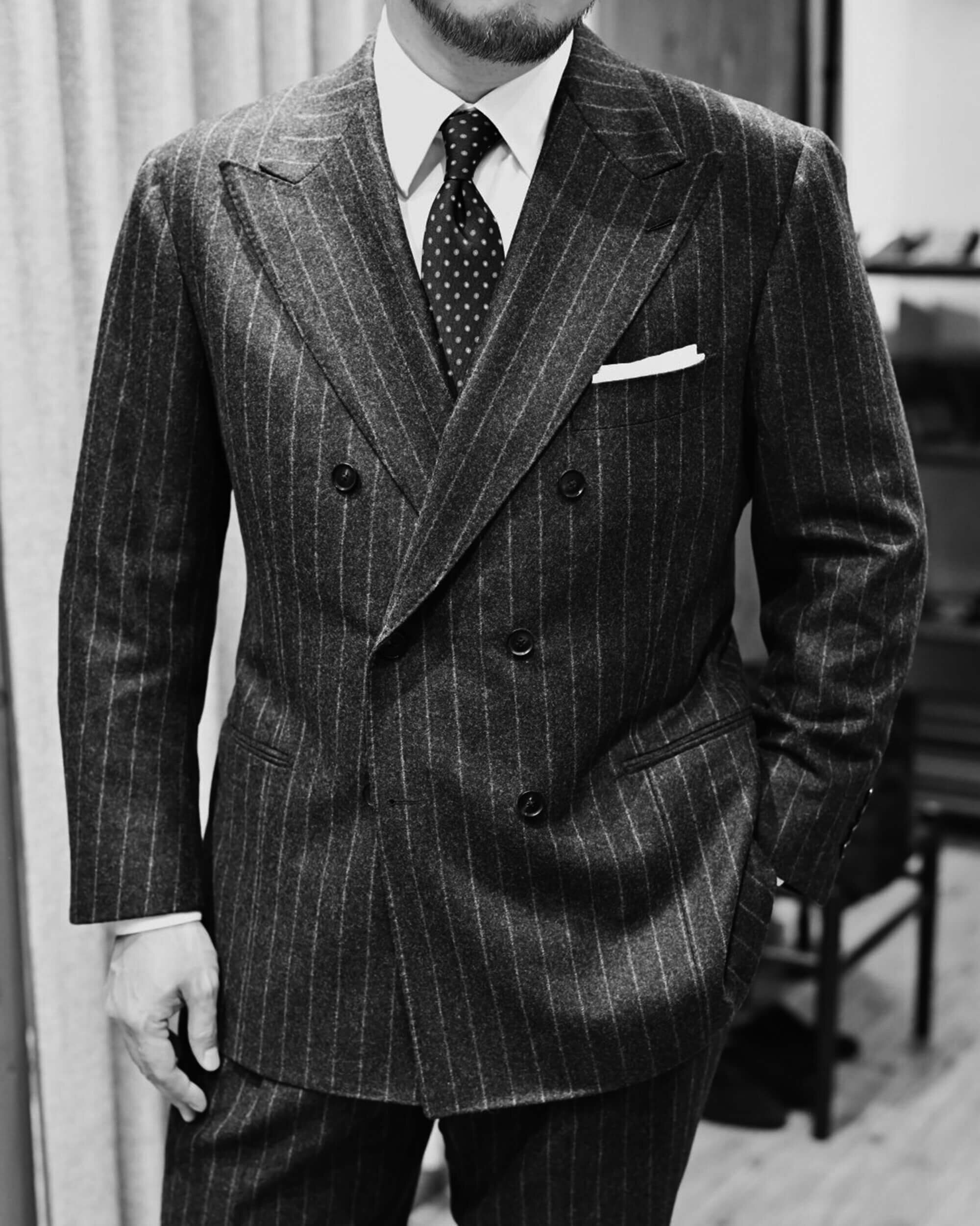 イタリアンフランネル"DRAPERSのLADY SANFELICE FLANNELS"で仕立てるグレーチョークストライプスーツ