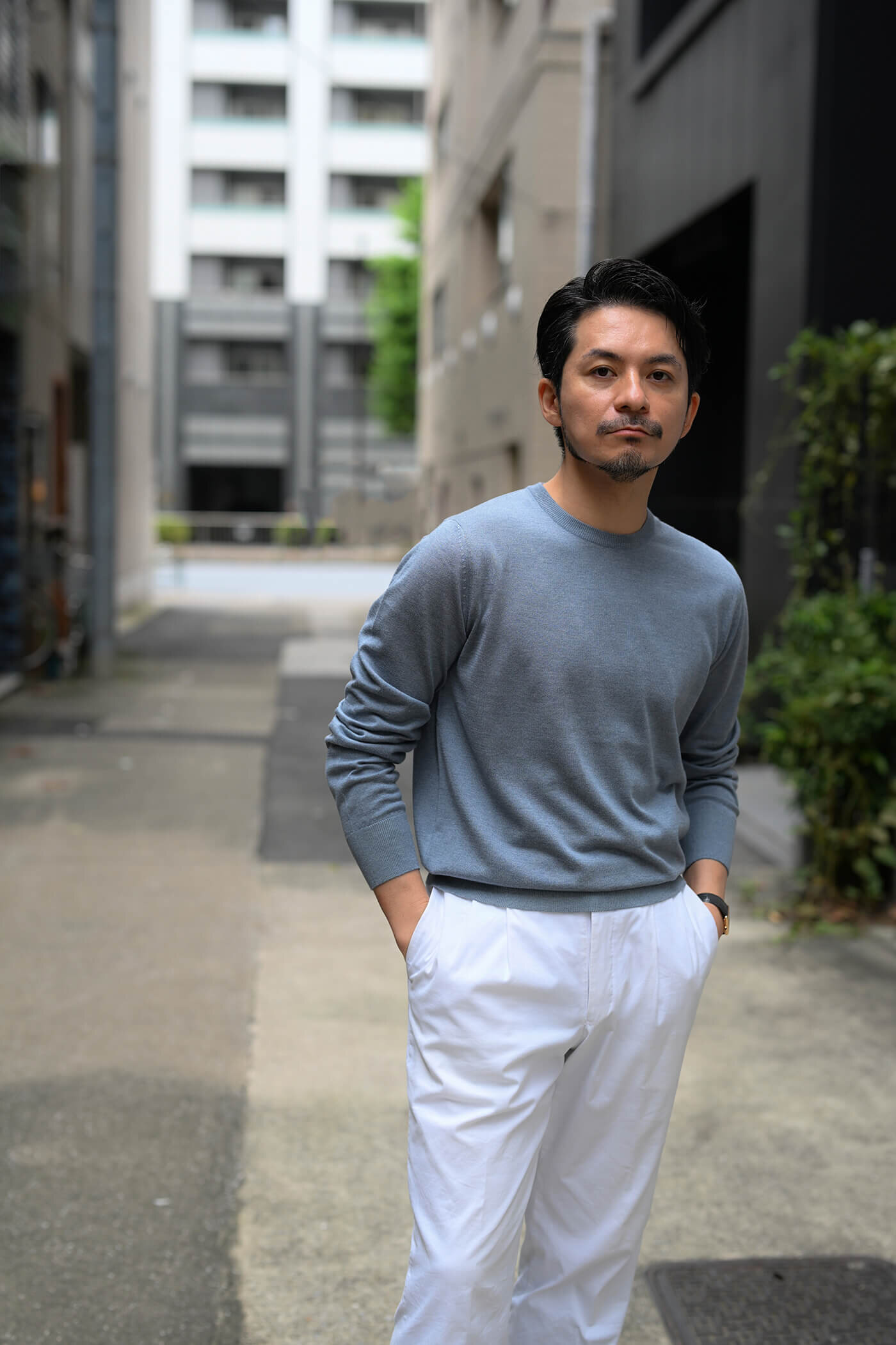 ブルーグレーのニットとホワイトコットンパンツ
