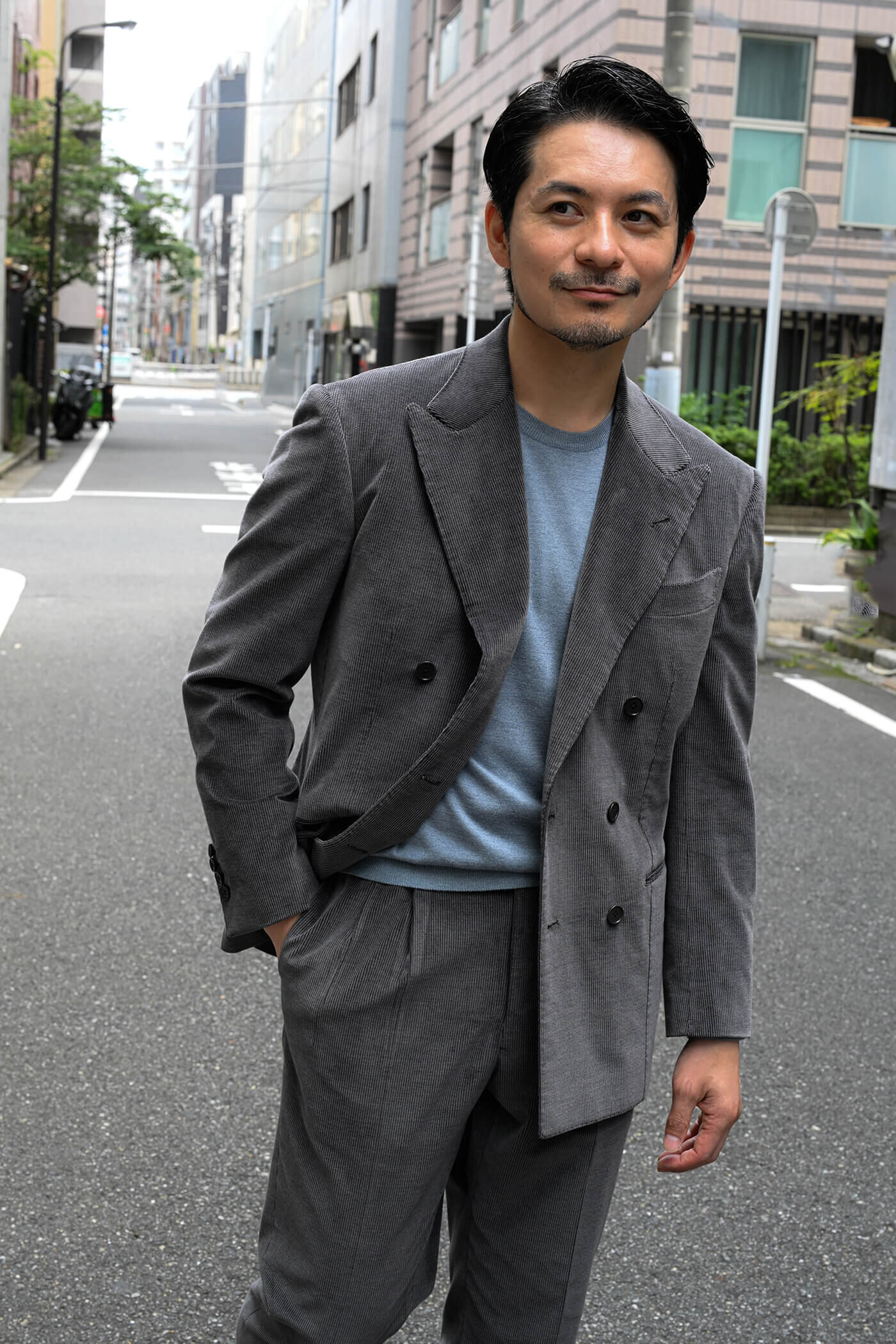 カジュアルスーツのインナーに合わせたビスポークニット