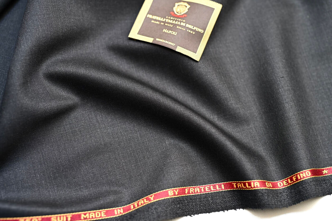 ④ TALLIA DI DELFINO (タリア ディ デルフィノ)　チャコールグレー無地