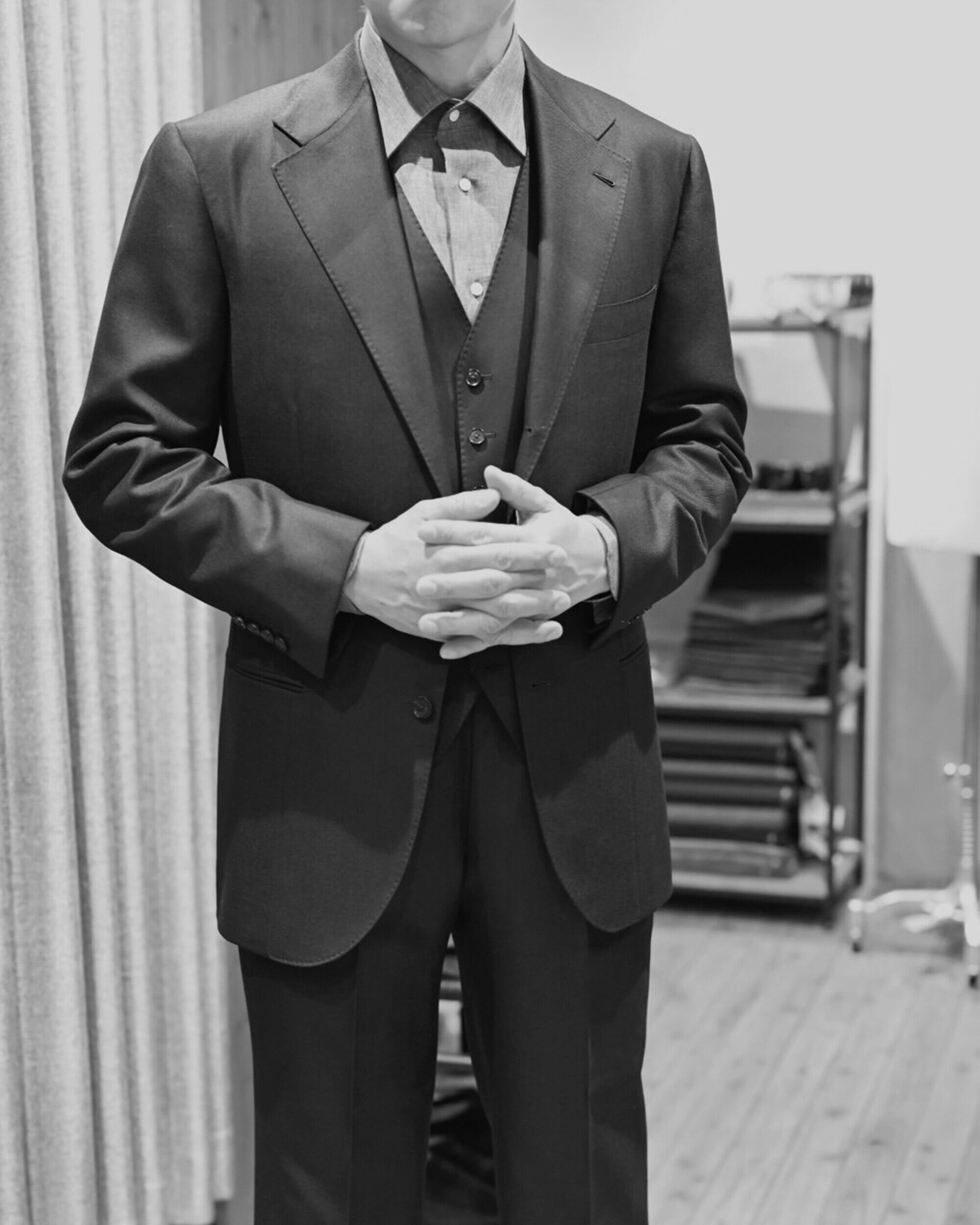 上品な艶を生み出す"SUMMA CUM LAUDE"のスリーピーススーツ