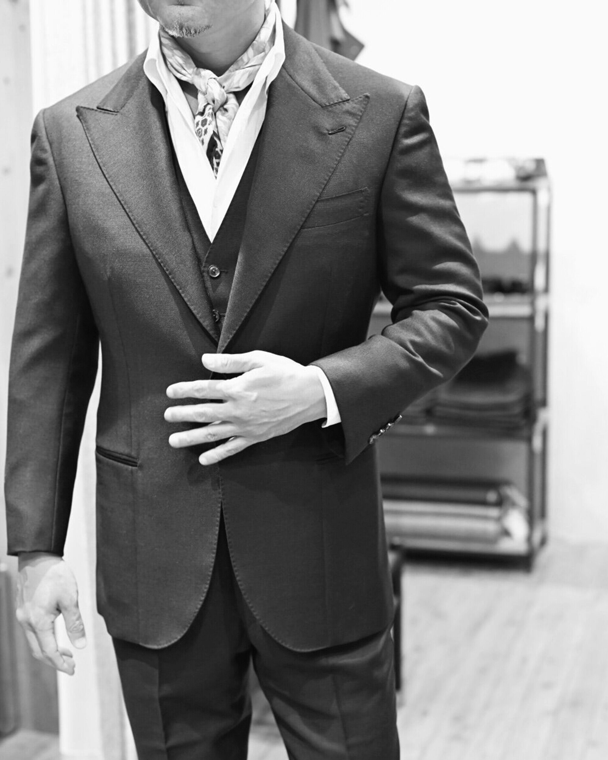 格式高いミッドナイトブルーで仕立てるTRABALDO TOGNA"Cashmere&Mohair"のスリーピーススーツ