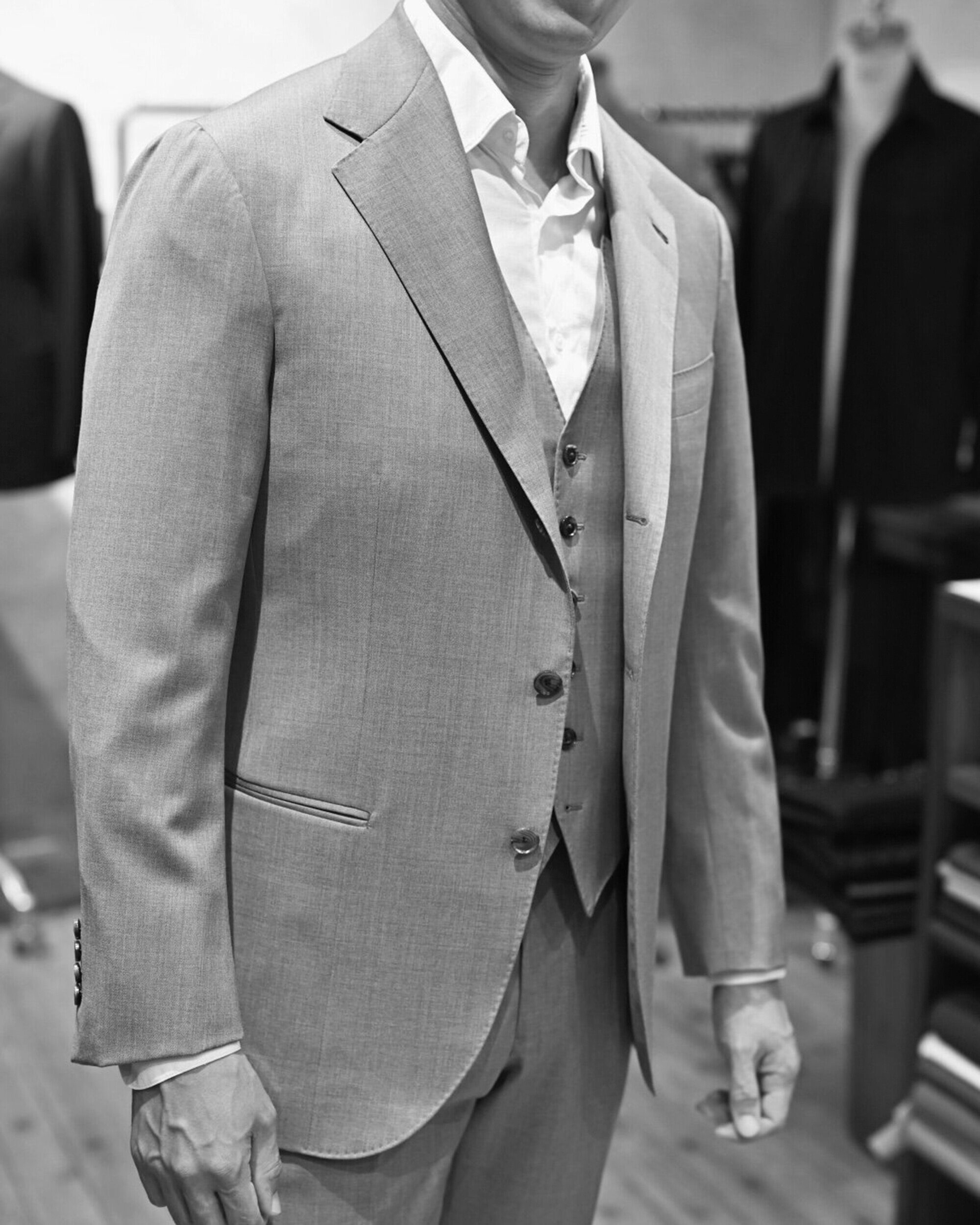 "VITALE BARBERIS CANONICO"の定番クオリティーで仕立てるグレージュスリーピーススーツ