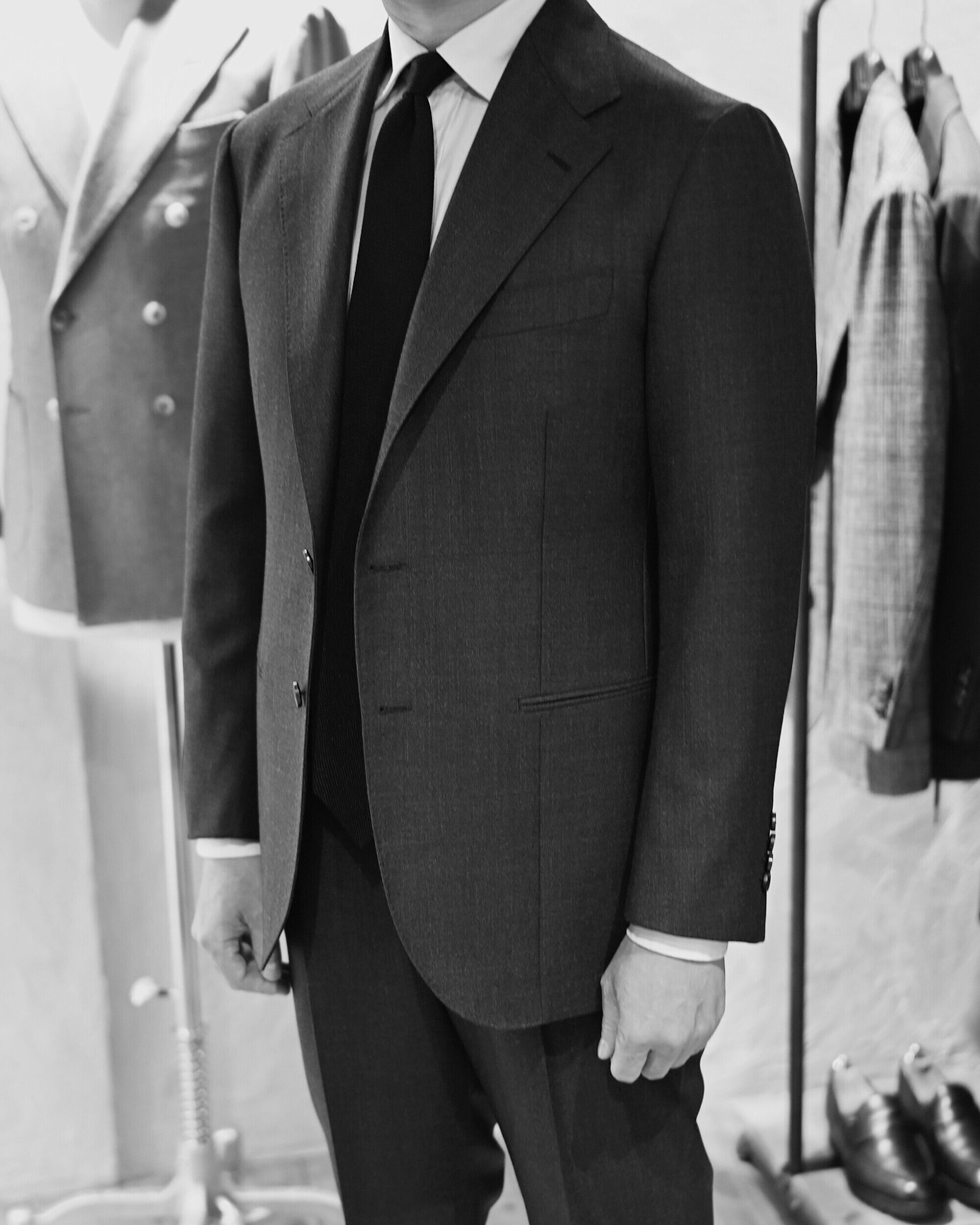 "Vitale Barberis Canonico" のグレーシャークスキンで仕立てたツーピーススーツ